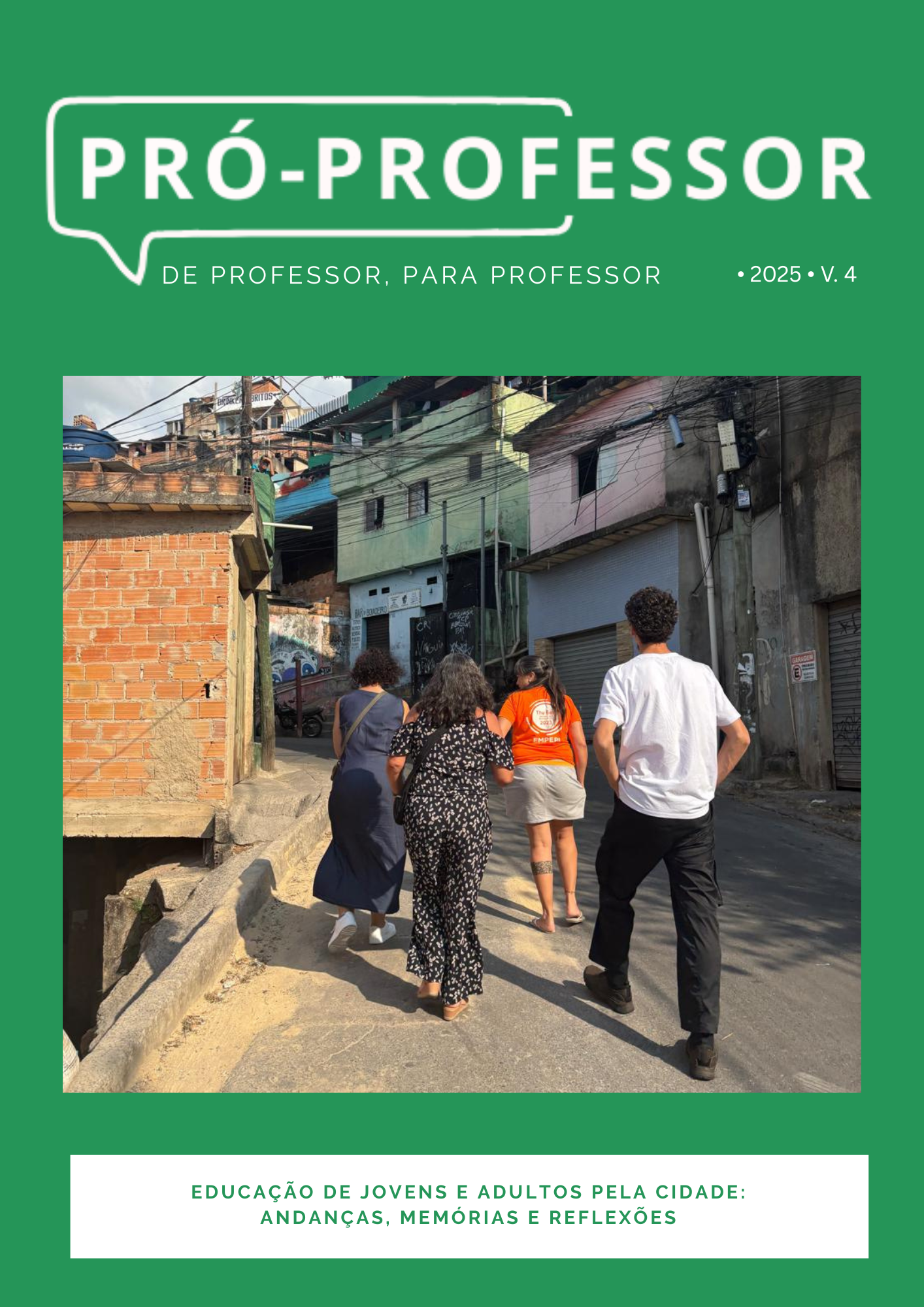 Capa da revista Pró-Professor. A parte superior é verde, com o título em destaque. Abaixo, há uma foto mostrando pessoas caminhando por uma rua estreita em uma comunidade, cercada por casas simples e muros de tijolos aparentes. Na parte inferior da capa, aparece o texto do tema especial da edição: “Educação de jovens e adultos pela cidade: andanças, memórias e reflexões”.